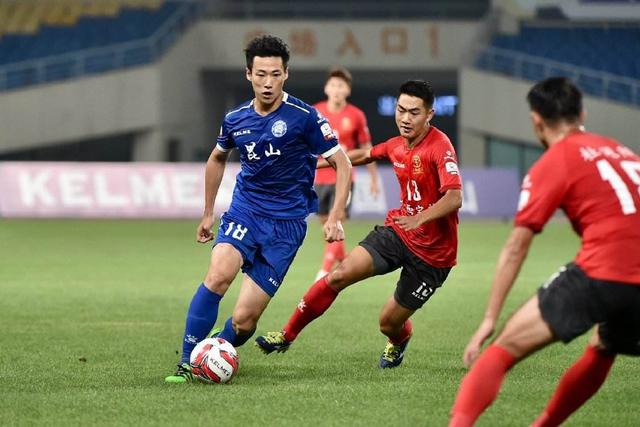 罗德里戈绯闻女友晒沙滩健美照 川字腹肌配小麦色